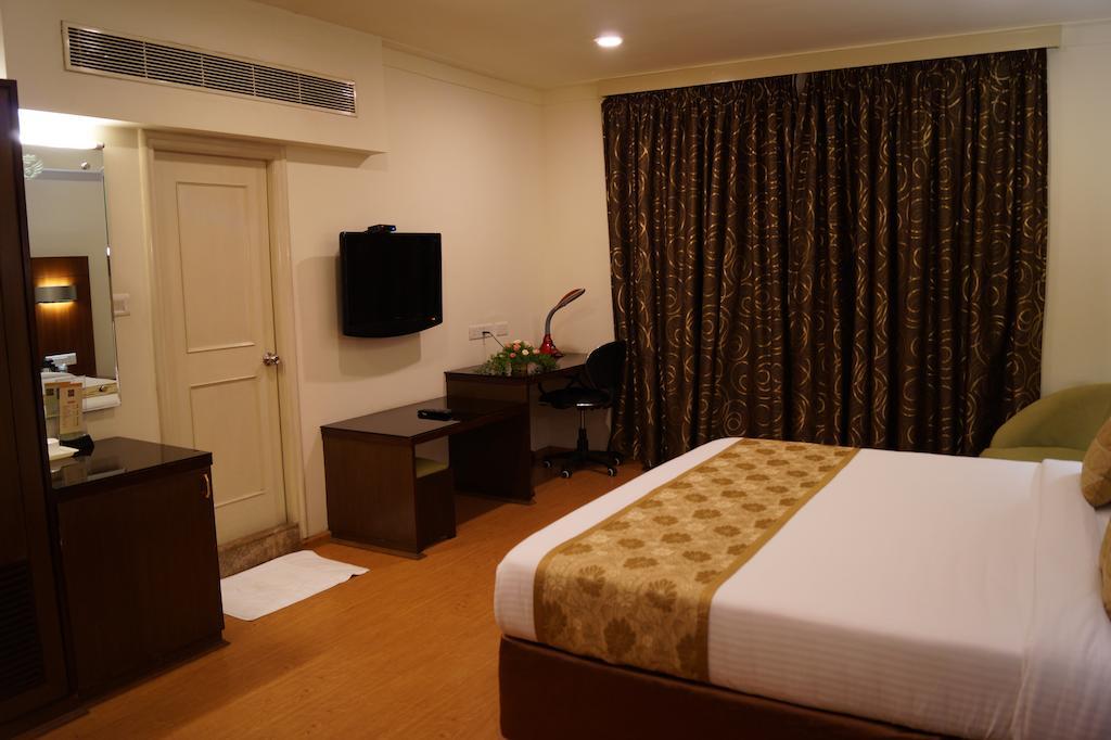 Hotel Budhil Park Визакхапатнам Екстериор снимка
