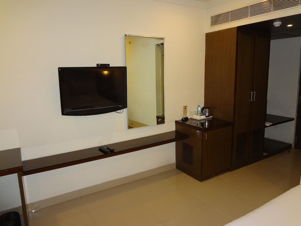 Hotel Budhil Park Визакхапатнам Екстериор снимка