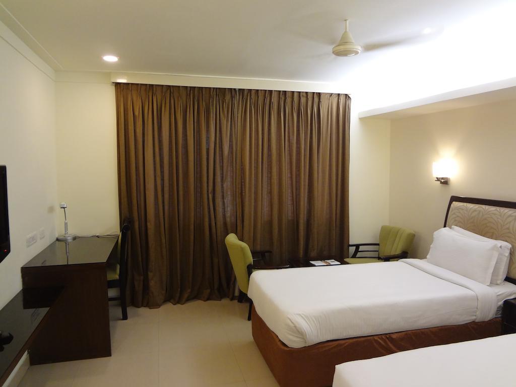 Hotel Budhil Park Визакхапатнам Екстериор снимка