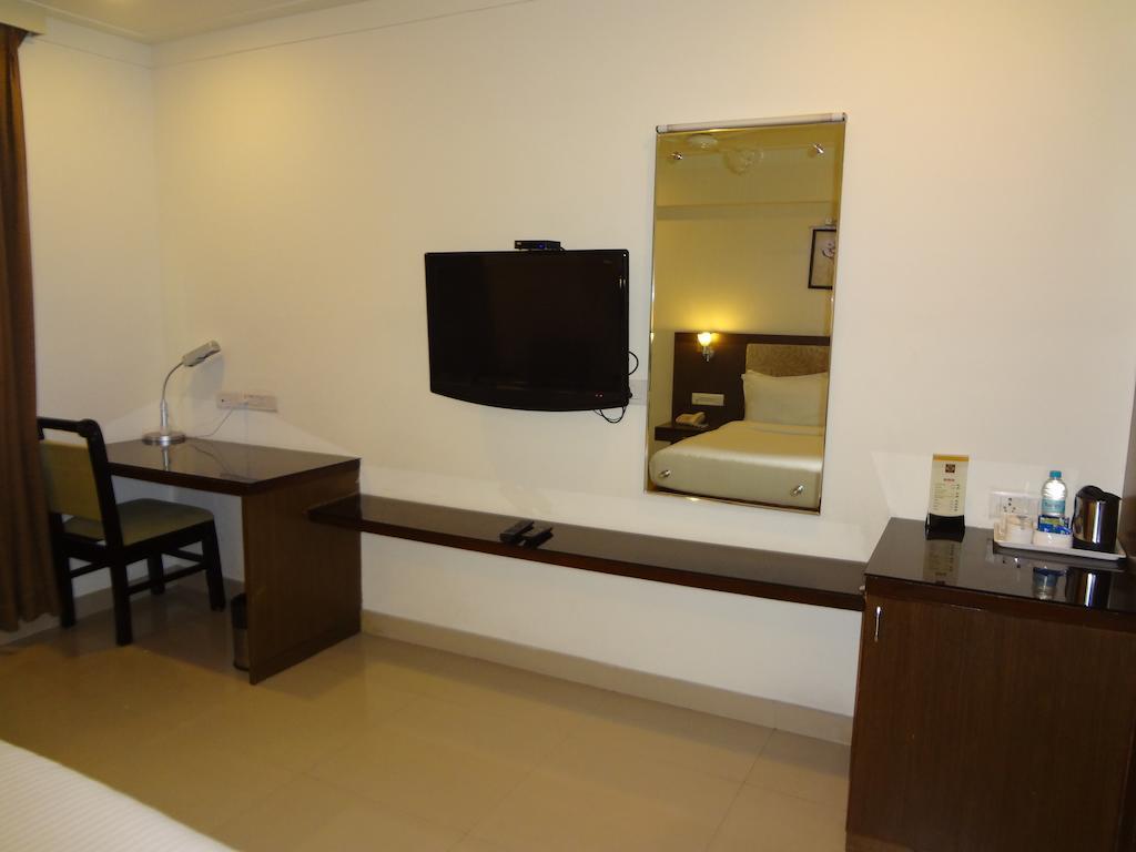 Hotel Budhil Park Визакхапатнам Екстериор снимка