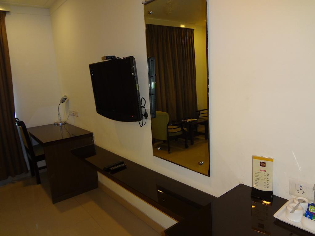 Hotel Budhil Park Визакхапатнам Екстериор снимка