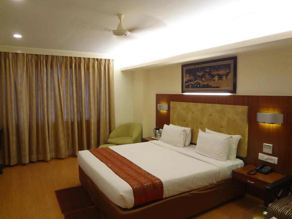 Hotel Budhil Park Визакхапатнам Екстериор снимка